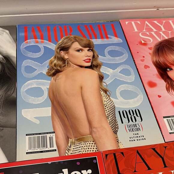 Taylor Swift Magazine Collection of 5 - Picture 5 of 6